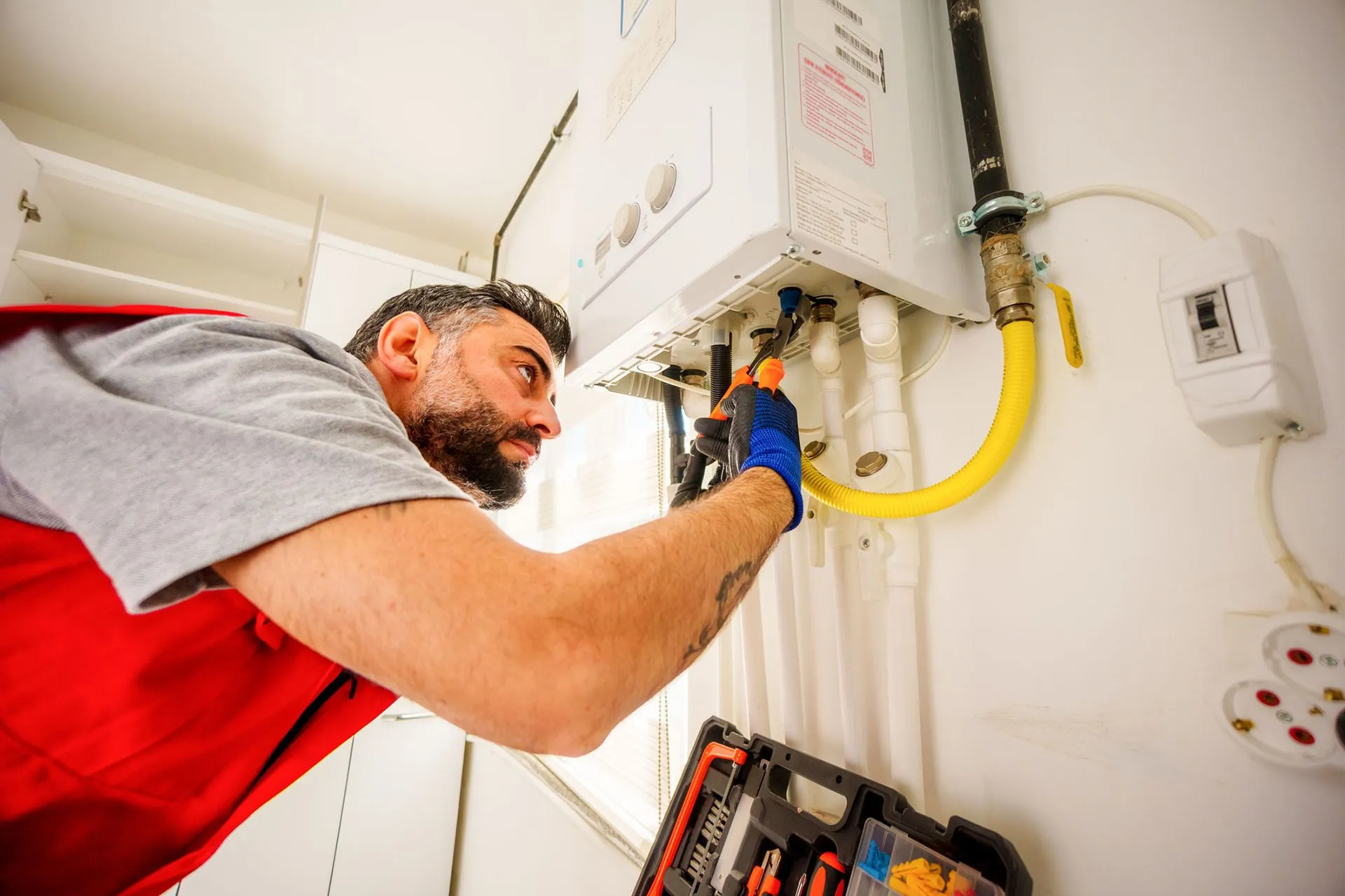 Technician explaining gas water heater repair findings to a Cincinnati homeowner